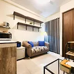 Homey 2 Bedroom Space - Only 7 Min Walk To Lrt