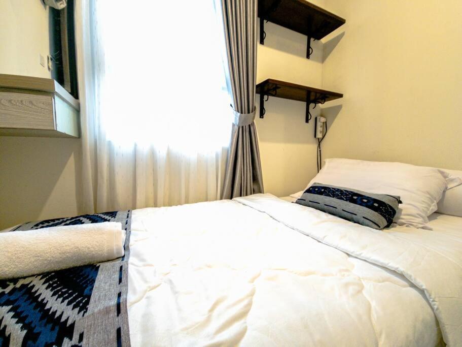 Homey 2 Bedroom Space - Only 7 Min Walk To Lrt Apartemen *