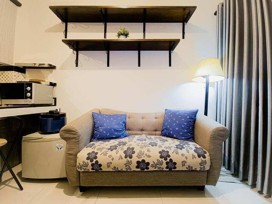 Homey 2 Bedroom Space - Only 7 Min Walk To Lrt Bekasi