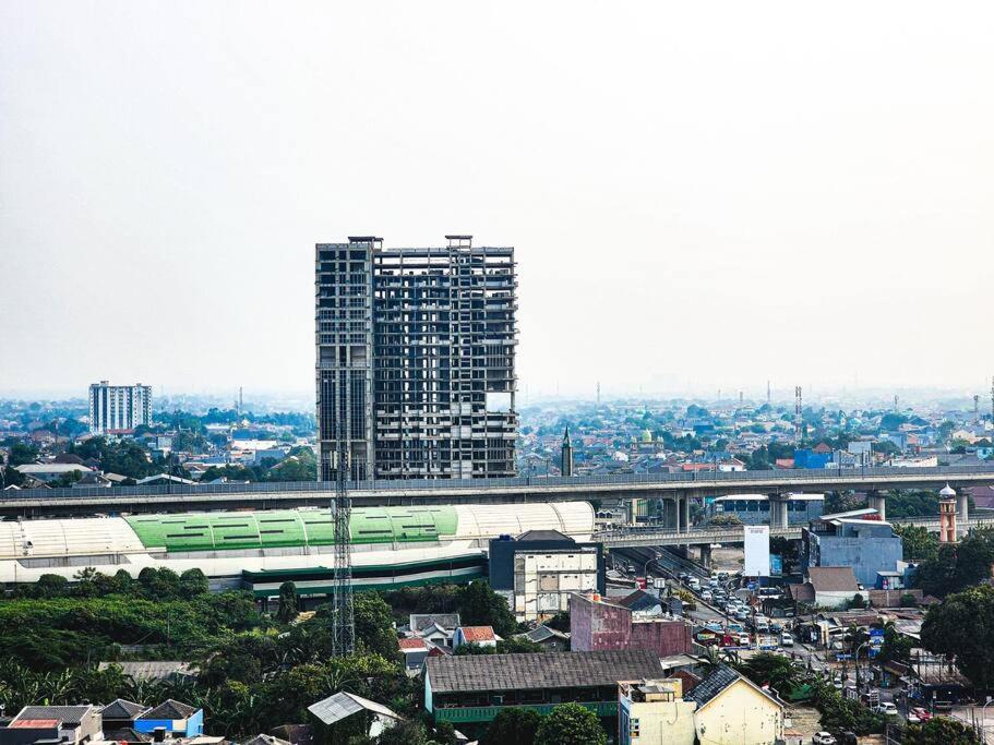 Apartemen Homey 2 Bedroom Space - Only 7 Min Walk To Lrt *