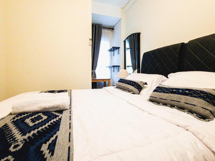 Homey 2 Bedroom Space - Only 7 Min Walk To Lrt Apartemen *